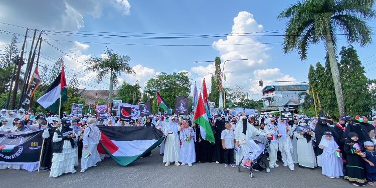 FOTO: DIAN/MATA KALTENG - Aksi damai bela Palestina di Kota Sampit, 10 November 2023.