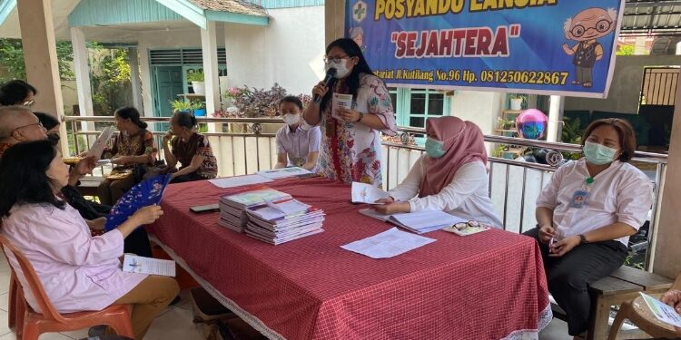 FOTO: OLIVIA/MATAKALTENG - Psikolog Reisqita memaparkan materi Depresi Geriatri. Skrining ini digunakan sebagai deteksi dini depresi pada lansia.