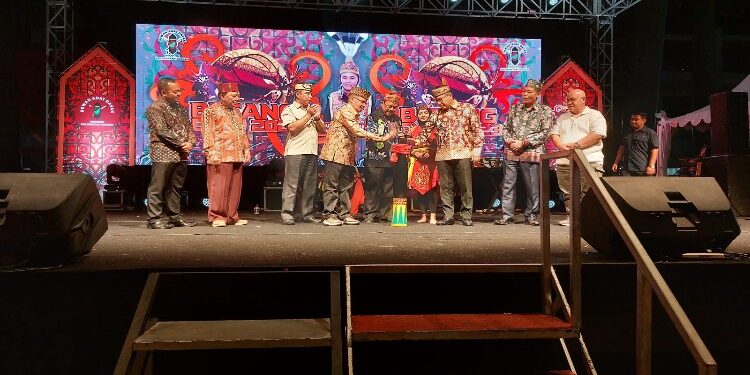 FOTO: VI/MATAKALTENG - Ketua Harian DAD Kalteng, Andrie Elia Embang, didampingi Sekjen DAD Kalteng, Yulindra Dedi, pada saat foto bersama pejabat lainnya yang hadir di pembukaan Betang Expo.