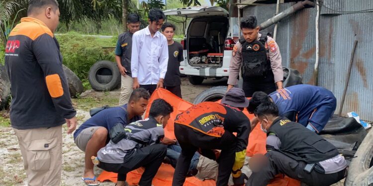FOTO: RZL/MATAKALTENG - Jasad korban pada saat dievakuasi ke RSUD dr Doris Sylvanus Palangka Raya.