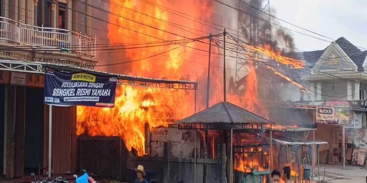 FOTO: IST/MATAKALTENG - Besarnya kobaran api pada saat melahap dua unit ruko di Jalan G Obos Induk, Kota Palangka Raya.