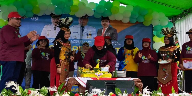 FOTO: DEVIANA/MATAKALTENG - Peringatan HKN ke-59 tahun ditandai dengan pemotongan tumpeng oleh Wakil Bupati Kotim Irawati, Minggu 12 November 2023.