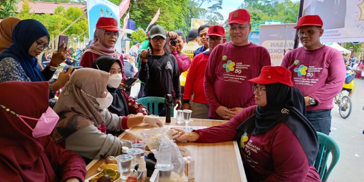 FOTO: DEVIANA/MATAKALTENG - Kadinkes Kotim saat mendampingi Wakil Bupati Kotim Irawati skirining kesehatan, Minggu 12 November 2023.