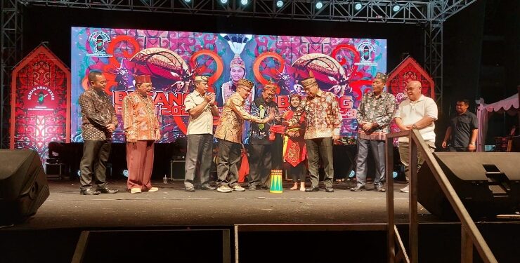 FOTO : IST/MATAKALTENG - Ketua Harian DAD Kalteng Andrie Elia Embang didampingi Sekjen DAD Kalteng Yulindra Dedi foto bersama pejabat lainnya yang hadir di pembukaan Betang Expo.