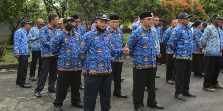 FOTO: DOK/MATA KALTENG - Sejumlah guru di Kotim saat upacara.