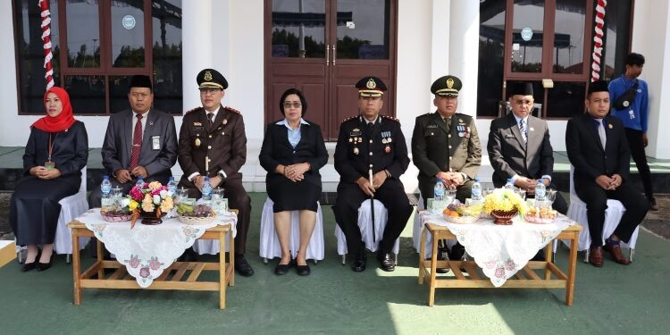 FOTO : DISKOMINFO SANTIK/MATA KALTENG - Wakil Bupati Gumas Efrensia LP Umbing (empat dari kiri) bersama Sekda Richard, dan forkopimda, ketika menghadiri peringatan hari pahlawan ke-78 tahun 2023, di halaman kantor bupati setempat, Jumat 10 November 2023.