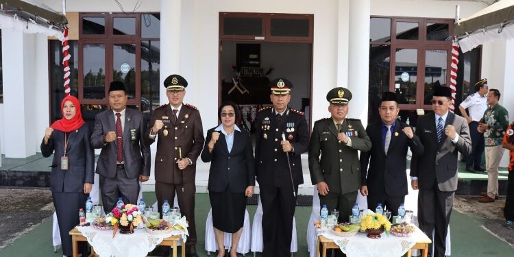 FOTO : DPRD GUMAS/MATA KALTENG - Anggota DPRD Kabupaten Gumas Evandi (dua dari kanan) berfoto bersama dengan Sekda Richard, dan forkopimda, ketika menghadiri upacara peringatan hari pahlawan ke-78, Jumat 10 November 2023.