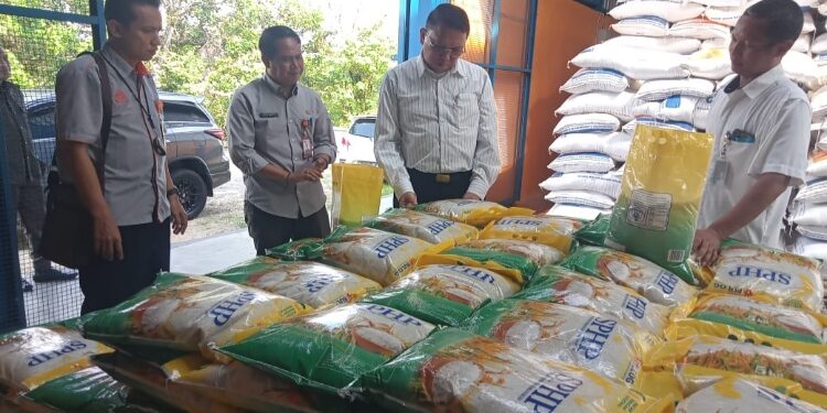 FOTO : DISKOMINFO SANTIK/MATA KALTENG - Ketersediaan beras SPHP yang ada di Gudang Bulog Kuala Kurun, pekan lalu.