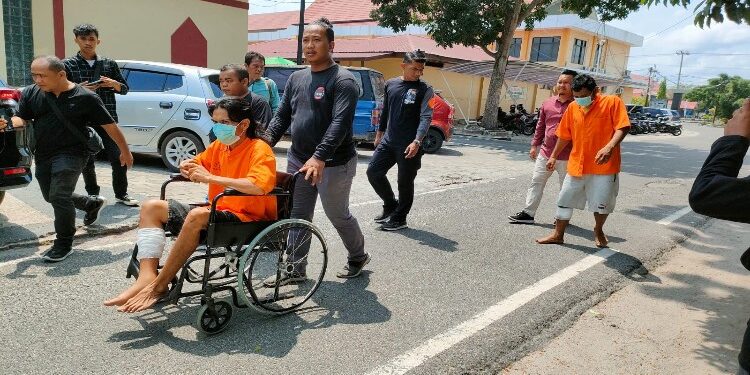 FOTO: RZL/MATAKALTENG - Kedua terduga pelaku pada saat dihadirkan pada press release.