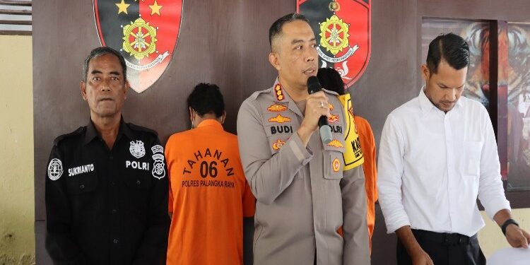 FOTO: RZL/MATAKALTENG - Kapolresta Palangka Raya, Kombes Pol Budi Santosa, pada saat menggelar press release.