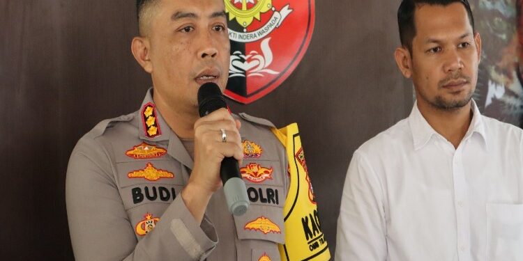 FOTO: RZL/MATAKALTENG - Kapolresta Palangka Raya, Kombes Pol Budi Santosa (Tengah) pada saat menggelar press release.