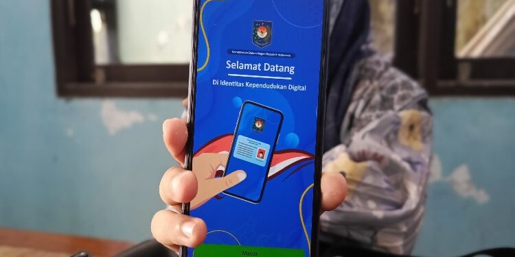 FOTO: DEVIANA/MATAKALTENG - Salah satu warga menunjukkan IKD di HP android, Senin 13 November 2023.