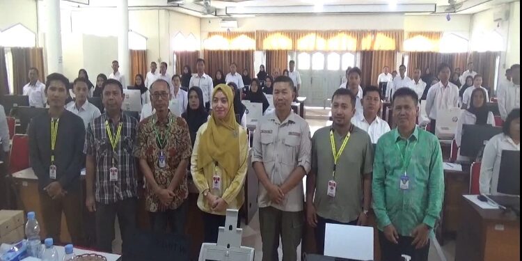 FOTO: DOK DEVIANA/MATAKALTENG - Plt BKPSDM Kotim Kamaruddin Makalepu bersama tim pengawas saat pembukaan seleksi kompetensi CAT PPPK, Sabtu 11 November 2023.