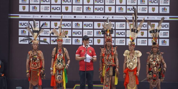 FOTO: MATAKALTENG - Wagub Kalteng, H Edy Pratowo, pada saat membuka event UCI MTB Eliminator World Championship 2023 di Palangka Raya.