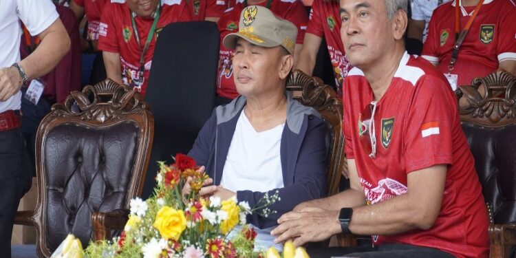 FOTO: VI/MATAKALTENG - Sekjen PB ISSI Parama Nugroho bersama Gubernur Kalteng saat menyaksikan kejuaraan dunia UCI MTB Eliminator World Championship 2023 di Kompleks Stadion Tuah Pahoe.