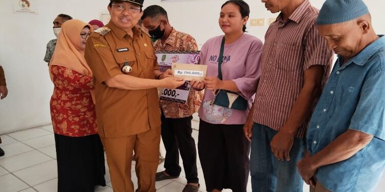 FOTO : AKH/MATAKALTENG - Warga yang antre untuk mencairkan bantuan sosial penanggulangan kemiskinan di Kantor Pos Sukamara.