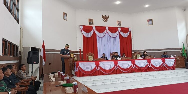 FOTO : DISKOMINFO SANTIK/MATA KALTENG - Bupati Gumas Jaya S Monong menyampaikan pidato pengantar terhadap Raperda tentang APBD tahun 2024 dan tentang Perubahan Kesepuluh atas Perda Nomor 11 Tahun 2010 tentang penyertaan modal pemkab pada PDAM, pada rapat paripurna ke-6 masa persidangan I tahun sidang 2023, Senin (13/11/2023).