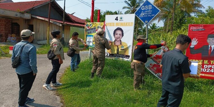 FOTO : BAWASLU GUMAS/MATA KALTENG - Suasana pembongkoran APS parpol dan caleg yang dilakukan pihak bawaslu bersama Satpol PP, kepolisian dan TNI, pekan lalu.