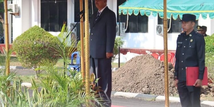 FOTO: PROKOM SERUYAN/MATA KALTENG - Pj Bupati Seruyan, Djainuddin Noor (kiri) saat menjadi inspektur upacara dalam peringatan Hari Pahlawan, Jum'at 10 November 2023.