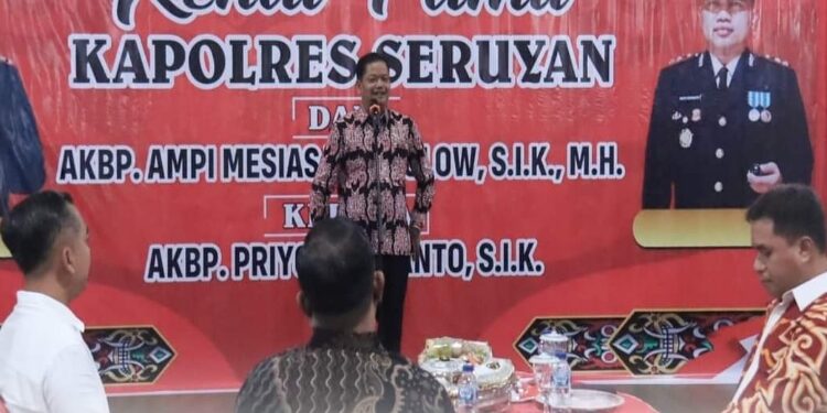 FOTO: PROKOM SERUYAN/MATA KALTENG - Pj Bupati Seruyan, Djainuddin Noor aaat memberikan sambutan dalam agenda kenal pamit Kapolre Seruyan di Aula Rujab Bupati Seruyan, Kamis 9 November 2023 malam.