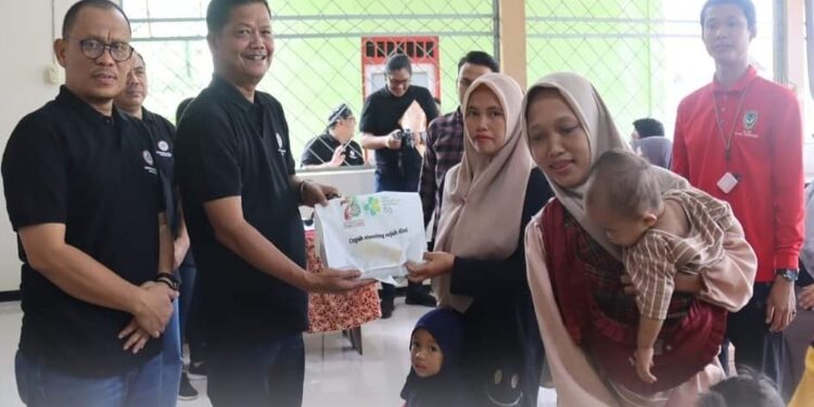 FOTO: PROKOM SERUYAN/MATA KALTENG - Pj Bupati Seruyan, Djainuddin Noor (dua dari kiri) saat menghadiri HKN di Kecamatan Seruyan Hilir Timur, Minggu 12 November 2023.