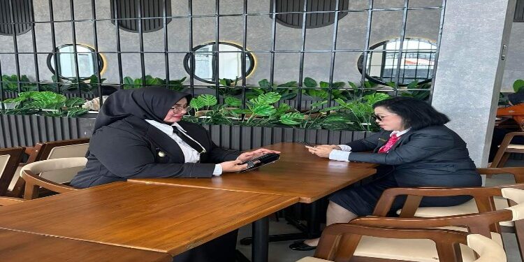 FOTO : IST/MATAKALTENG - Wakil Bupati Kotim Irawati dan Ketua DPRD Kotim Rinie saat santai di kafe, belum lama ini.