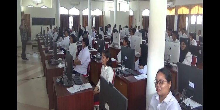 FOTO: DOK DEVIANA/MATAKALTENG - Peserta PPPK saat mengikuti seleksi kompetensi, Senin 13 November 2023.