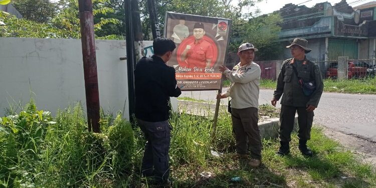 FOTO: DEVIANA/MATAKALTENG - Penertiban APK oleh Bawaslu Kotim, Selasa 14 November 2023.