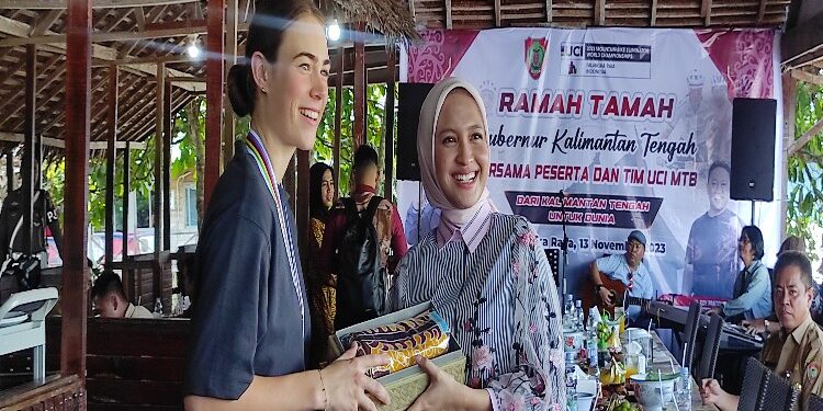 FOTO: MATAKALTENG - Ketua TP-PKK Provinsi Kalteng, Ivo Sugianto Sabran saat menyerahkan Benang Bintik ke pada para atlet.
