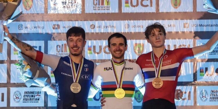 FOTO: DOK/MATAKALTENG - Titouan (tengah) bersama dua pemenang lainnya saat berada di podium.