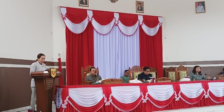 FOTO : SID/MATA KALTENG - Juru Bicara Fraksi PDIP Nomi Aprilia ketika menyampaikan pandangan umum fraksi atas pidato pengantar bupati terhadap raperda tentang APBD tahun 2024 dan raperda tahun 2023 tentang Perubahan Kesepuluh atas Perda Nomor 11 Tahun 2010 tentang Penyertaan Modal pemkab pada PDAM, di rapat paripurna ke-6 masa persidangan I tahun sidang 2023, Selasa, 14 November 2023.