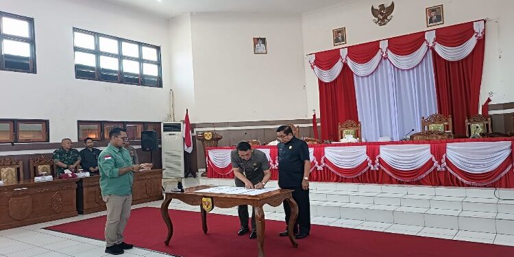 FOTO : DISKOMINFO SANTIK/MATA KALTENG - Sekda Gumas Richard bersama Ketua DPRD Akerman Sahidar ketika menyepakati pakta integritas antara pemkab dan DPRD tentang RAPBD tahun 2024, pada rapat paripurna ke-8 masa persidangan I tahun sidang 2023, Selasa, 14 November 2023.
