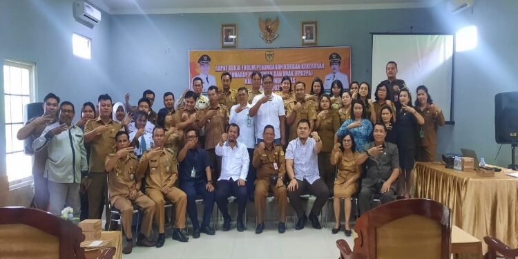 FOTO : DP2KBP3A GUMAS/MATA KALTENG - Bupati Gumas Jaya S Monong melalui Staf Ahli Bupati Guanhin didampingi Sekretaris DP2KBP3A Esgini, berfoto bersama dengan peserta rapat kerja FPK2PA, Selasa, 14 November 2023.