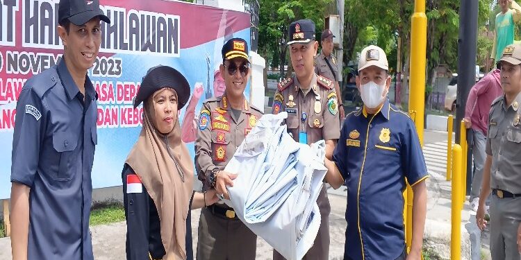 FOTO: RZL/MATAKALTENG - Ketua Bawaslu Kota Palangka Raya, Endrawati (dua dari kiri) pada saat menunjukkan spannduk caleg yang telah ditertibkan.