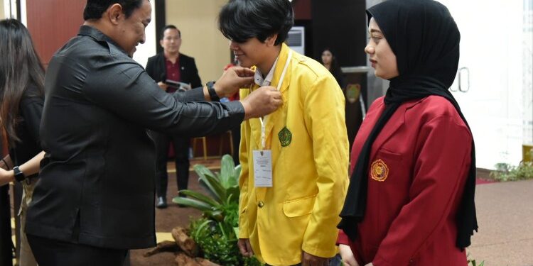 FOTO: MATAKALTENG - Wagub Edy Pratowo secara resmi membuka kegiatan Penyuluhan dan Bimbingan Penyiapan Tenaga Kerja Siap Pakai bagi Mahasiswa di Kalteng Tahun 2023.