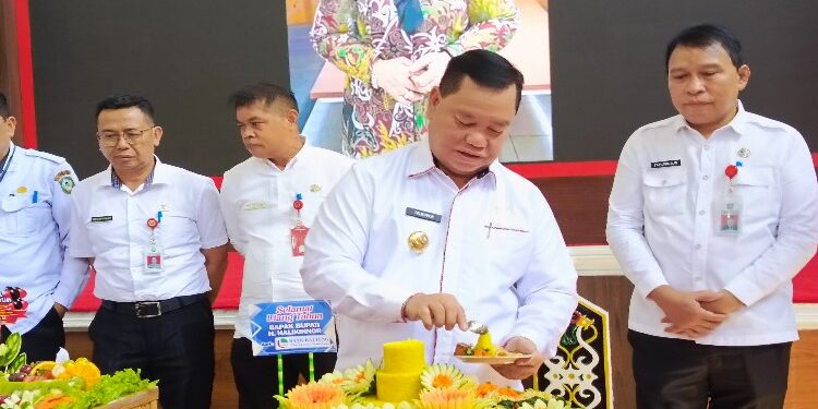 FOTO : DEVIANA/MATAKALTENG - Bupati Kotim Halikinnor saat memotong tumpeng, Rabu 15 November 2023.