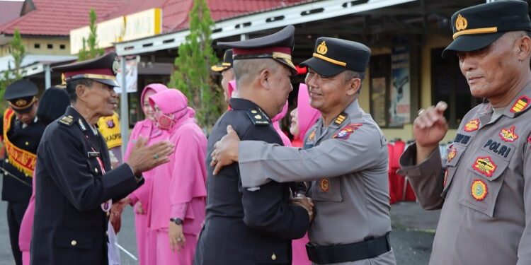 FOTO: HUMAS POLRES GUMAS/MATA KALTENG - Kabag Ren Kompol Amriansyah dan Kabag SDM AKP Made Suta yang memasuki masa purna tugas saat bersalaman dengan personel polres, Rabu, 15 November 2023.