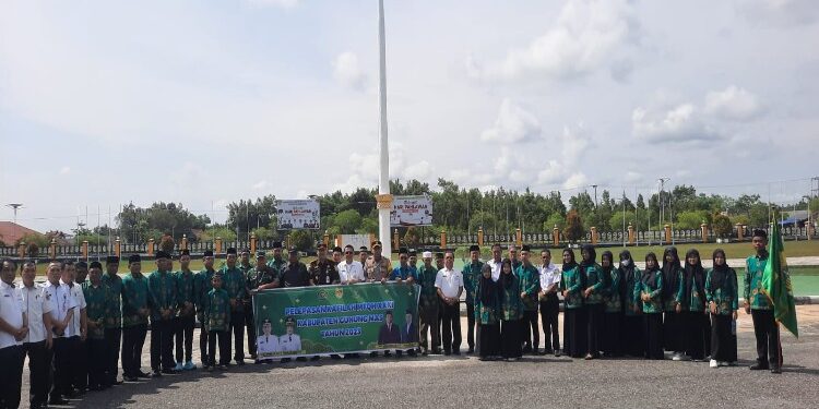 FOTO : DISKOMINFO SANTIK/MATA KALTENG - Sekda Gumas Richard didampingi Kapolres AKBP Asep Bangbang Saputra, Kajari Sahroni, Pabung 1016/Plk Letkol Inf Maksun Abadi, Ketua PN Bukti Firmansyah, Ketua LPTQ Jhonson Ahmad, dan kepala perangkat daerah, berfoto bersama dengan kafilah MTQH yang mengikuti MTQH tingkat Provinsi Kalteng tahun 2023, Rabu, 15 November 2023.