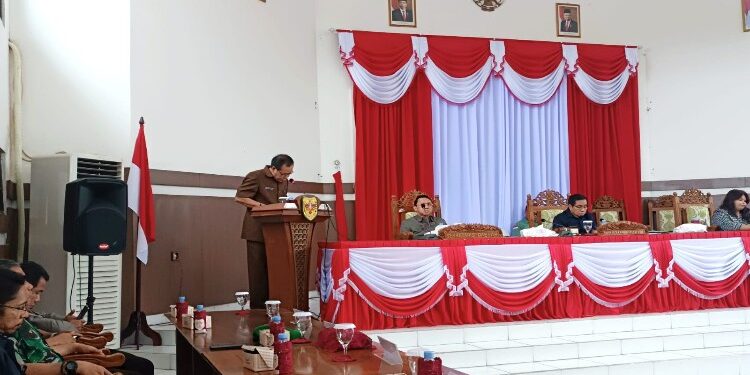 FOTO : DPRD GUMAS/MATA KALTENG - Juru Bicara Fraksi Partai Gerakan Karya Bersatu Mambang A Singam menyampaikan pandangan umum fraksi atas pidato pengantar Bupati terhadap Raperda tentang APBD tahun 2024 dan Raperda tahun 2023 tentang Perubahan Kesepuluh atas Perda Nomor 11 Tahun 2010 tentang Penyertaan Modal Pemkab kepada PDAM, di rapat paripurna ke-6 masa persidangan I tahun sidang 2023, Selasa, 14 November 2023.