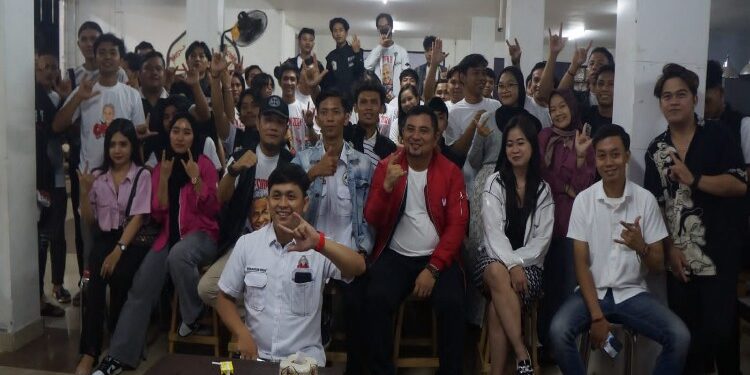 FOTO: IST/MATAKALTENG - Jajaran BMI Kalteng bersama relawan Ganjar Kalteng, saat foto bersama usai melaksanakan dialog dan diskusi.