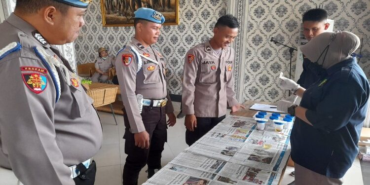 FOTO: RZL/MATAKALTENG - Personel Polresta Palangka Raya, pada saat menjalani tes urine.