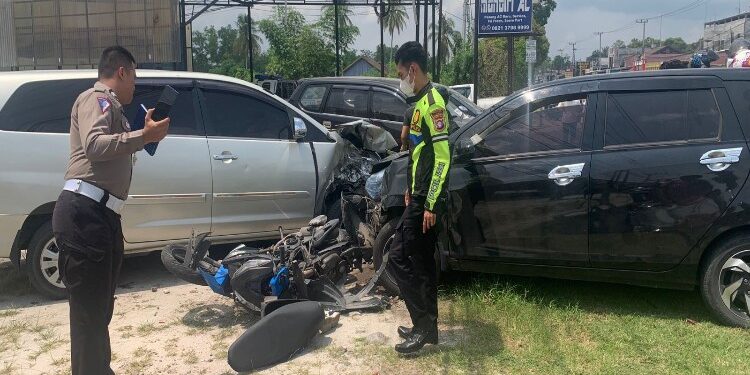 FOTO: RZL/MATAKALTENG - Kondisi mobil dan sepeda motor usai terjadinya tabrakan.