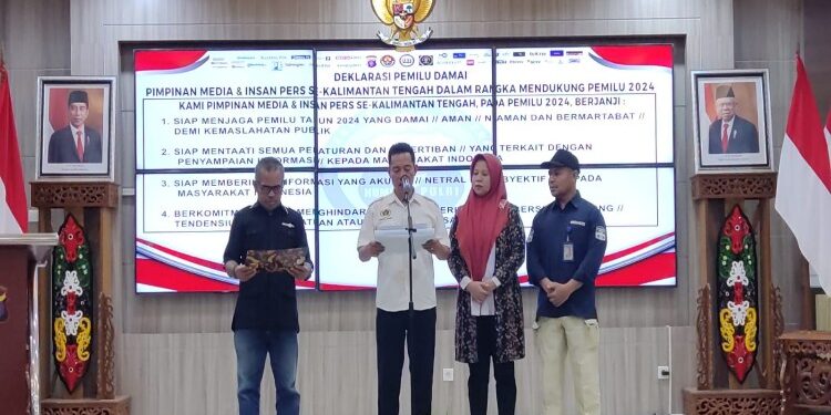 FOTO: RZL/MATAKALTENG - Deklarasi Pemilu Damai 2024 antara Polda Kalteng dan insan pers.