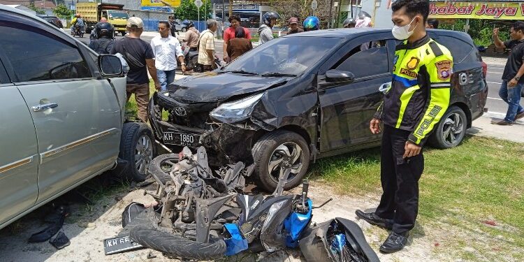 FOTO: RZL/MATAKALTENG - Personel Satlantas Polresta Palangka Raya, pada saat melakukan olah TKP.