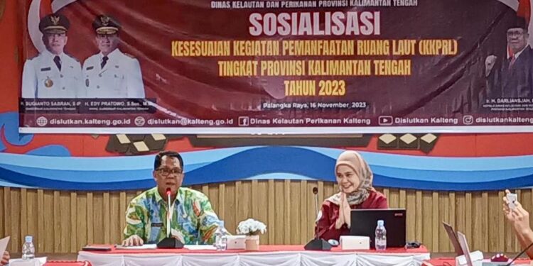 FOTO: MATAKALTENG - Kepala Dislutkan Prov, Kalteng Darliansjah bersama Narasumber KKP Nurfitri Syadiah saat kegiatan Sosialisasi Kesesuaian Kegiatan Pemanfaatan Ruang Laut (KKPRL) di Pesisir Kalimantan Tengah.