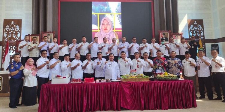 FOTO: DEVIANA/ MATAKALTENG - Bupati Kptom Halikinnor bersama seluruh kepala OPD, belum lama ini.