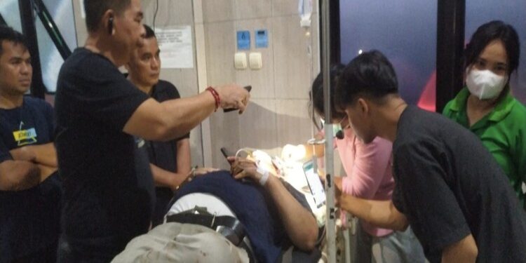 FOTO: IST/MATA KALTENG- Kadishub Kotim saat menjenguk Kadis Perijinan Kotim yang tengah dirawat usai menghantam rumah warga di cempaga hulu pada waktu lalu.
