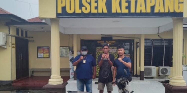 FOTO: IST/MATA KALTENG- Pelaku pencurian yang berhasil diringkus oleh pihak Polsek Ketapang.