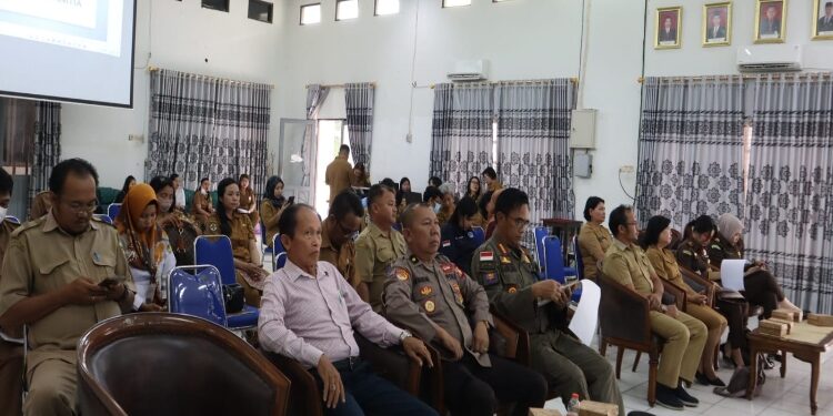 FOTO : DP2KBP3A GUMAS/MATA KALTENG - Suasana rapat pembinaan KLA yang dihadiri oleh berbagai pihak terkait, di aula kantor bappedalitbang setempat, pekan lalu.