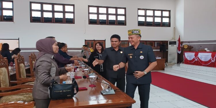 FOTO : DISKOMINFO SANTIK/MATA KALTENG -  Bupati Gumas Jaya S Monong bersalaman dengan anggota DPRD setempat, usai rapat paripurna DPRD setempat, Senin, 13 November 2023.